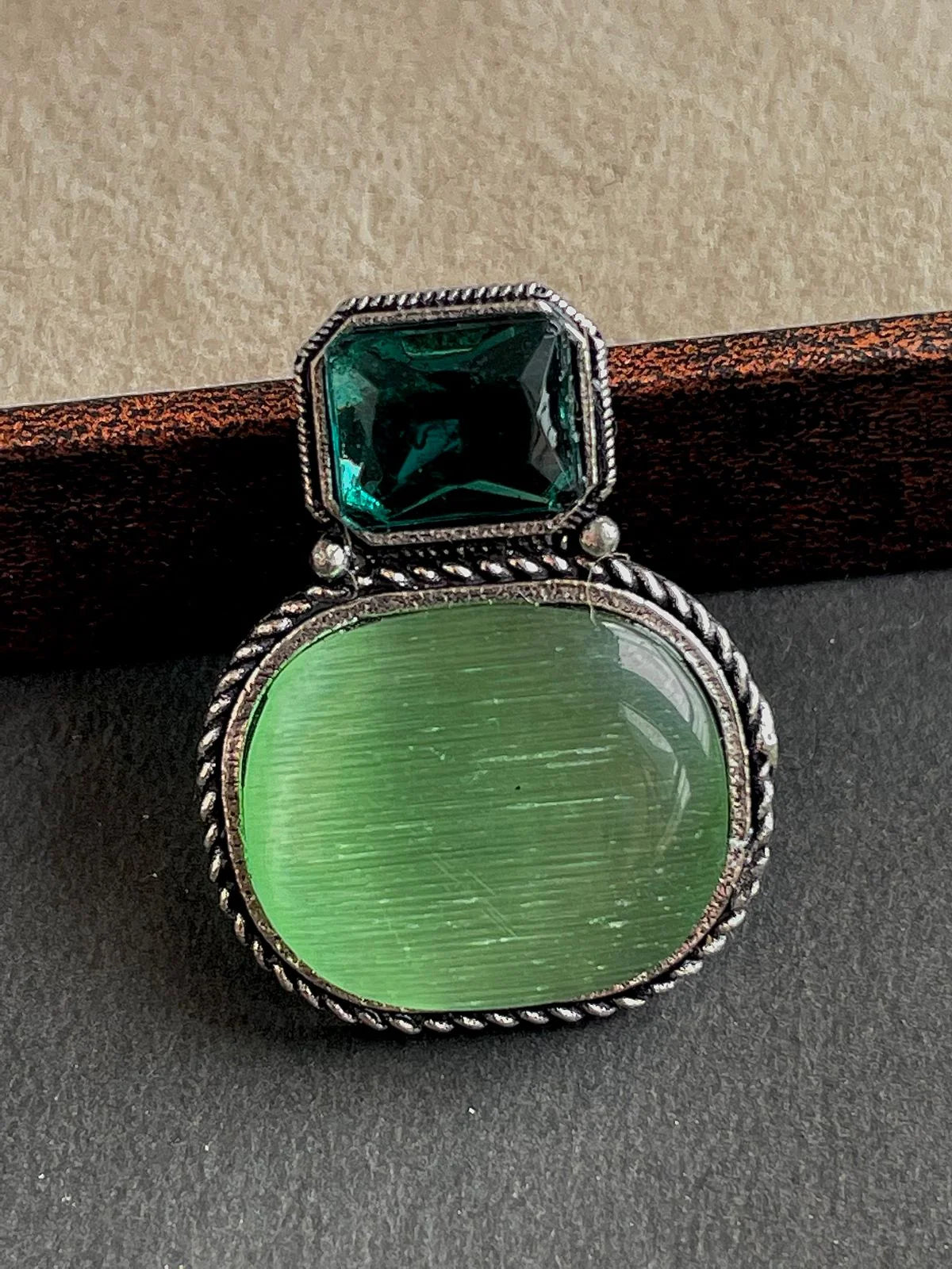 Monalisa stone stud earring
