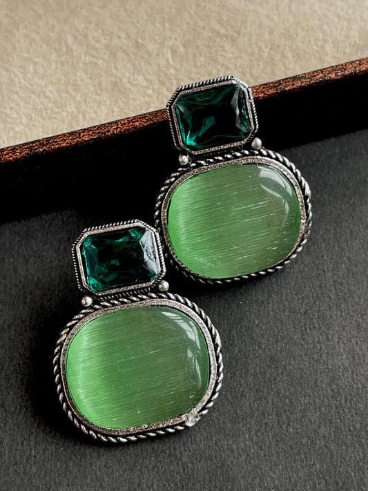 Monalisa stone stud earring