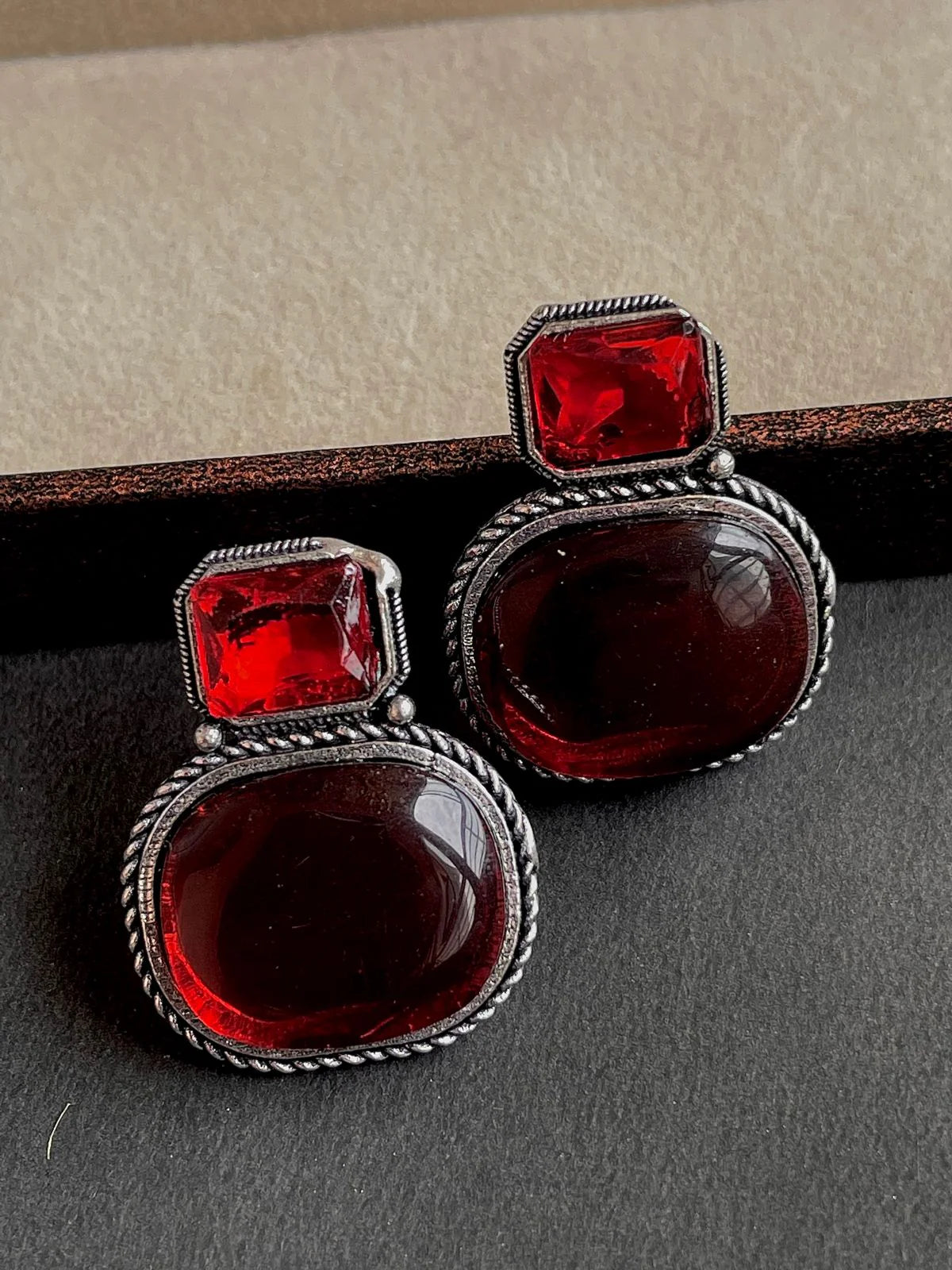 Monalisa stone stud earring