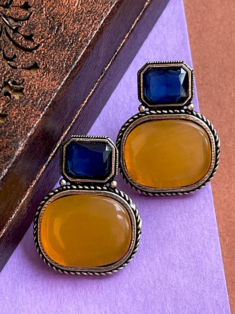 Monalisa stone stud earring