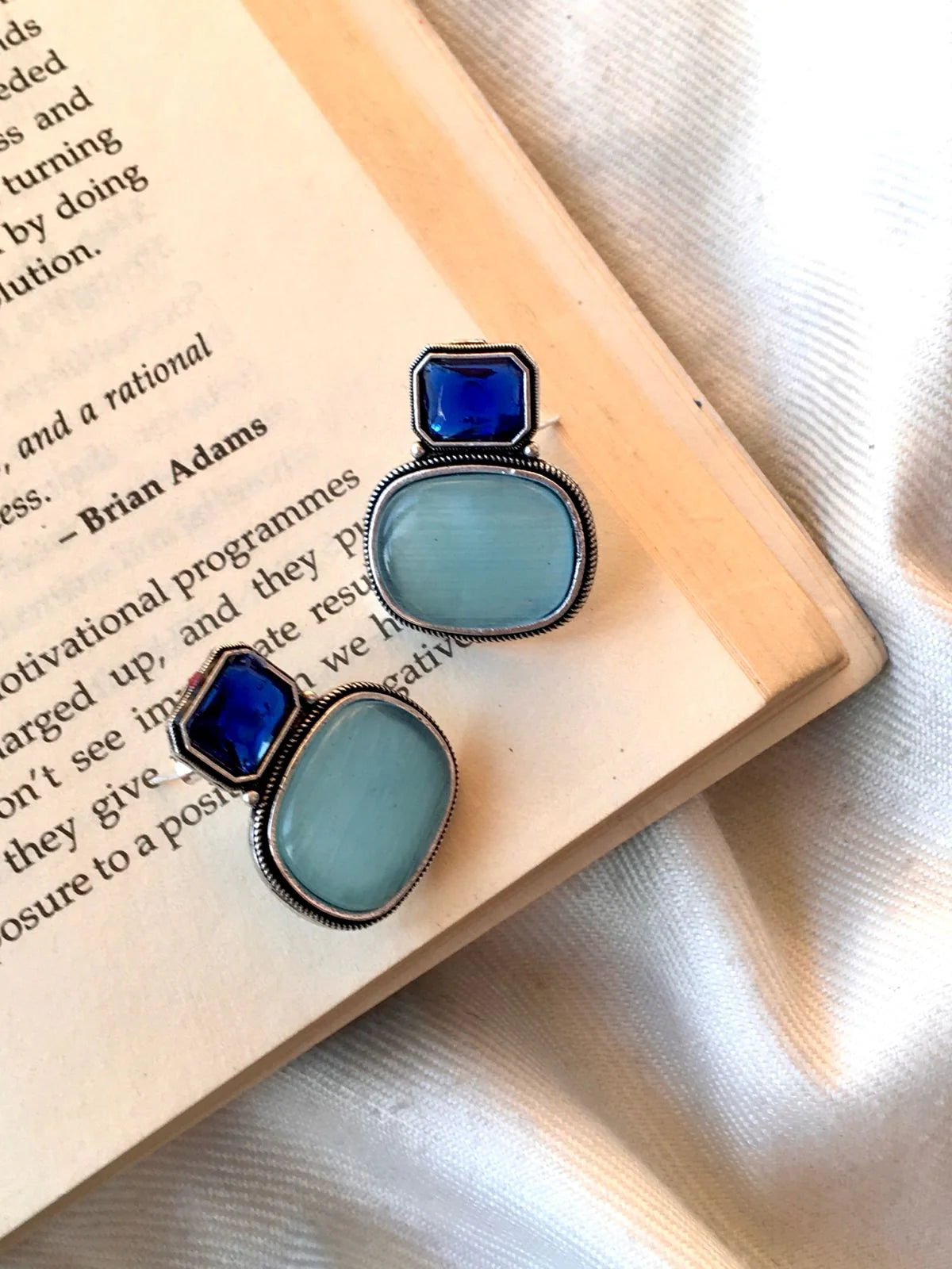 Monalisa stone stud earring